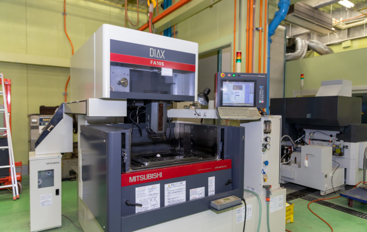 Mold manufacturing YUASA YARN GUIDE ENGINEERING CO.,LTD.