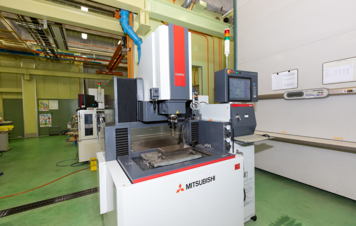 Mold manufacturing YUASA YARN GUIDE ENGINEERING CO.,LTD.