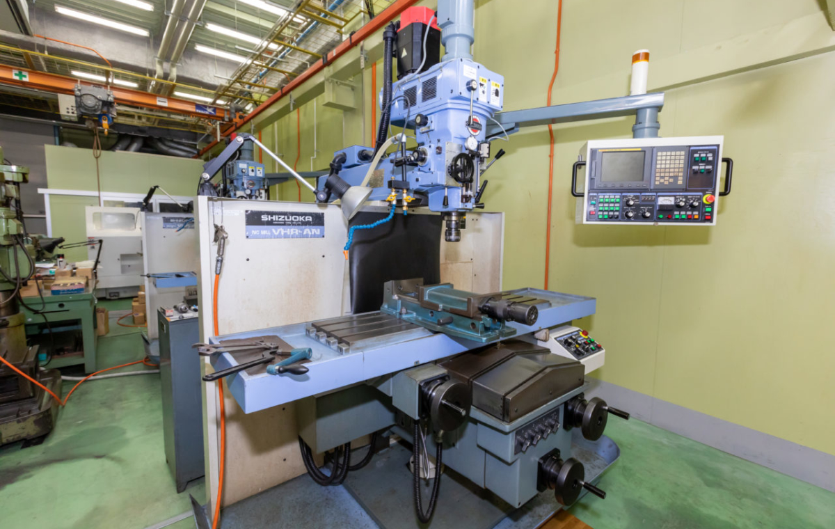 Mold manufacturing YUASA YARN GUIDE ENGINEERING CO.,LTD.