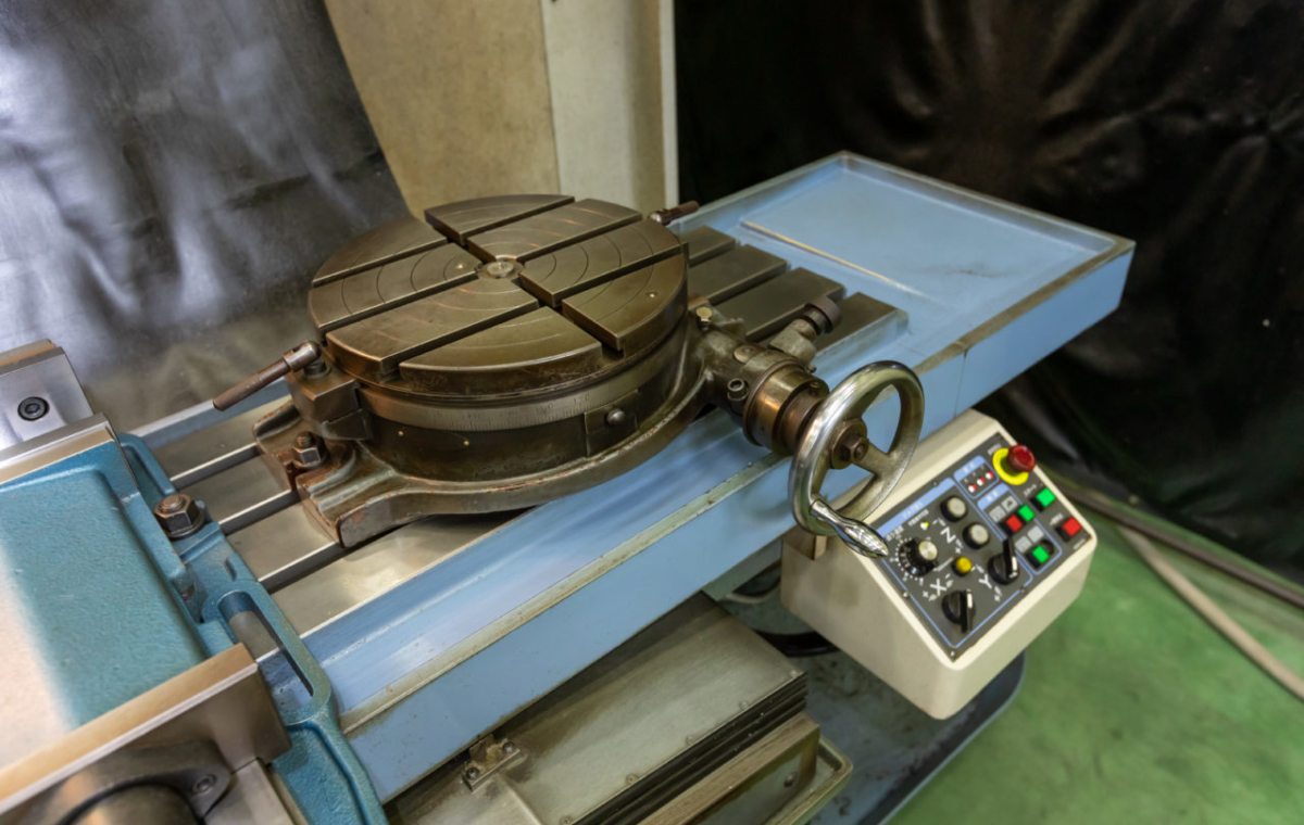 Mold manufacturing YUASA YARN GUIDE ENGINEERING CO.,LTD.