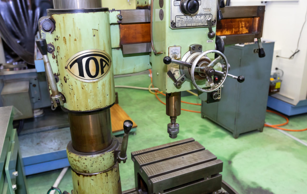 Mold manufacturing YUASA YARN GUIDE ENGINEERING CO.,LTD.